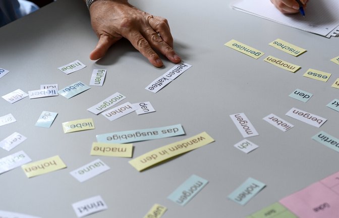 Auch viele Erwachsene haben mit Lesen und Schreiben noch große Probleme.Auch viele Erwachsene haben mit Lesen und Schreiben noch große Probleme.<span class='image-autor'>Foto: dpa/Jens Kalaene</span>