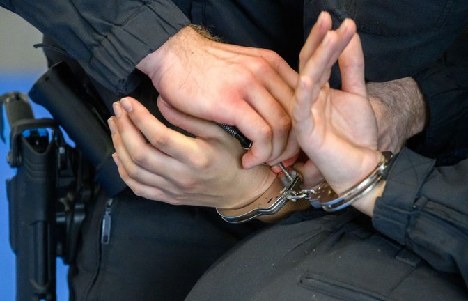 Die Polizei hat in Ulm einen 62-Jährigen festgenommen (Symbolbild).<span class='image-autor'>Foto: dpa/Julian Stratenschulte</span>