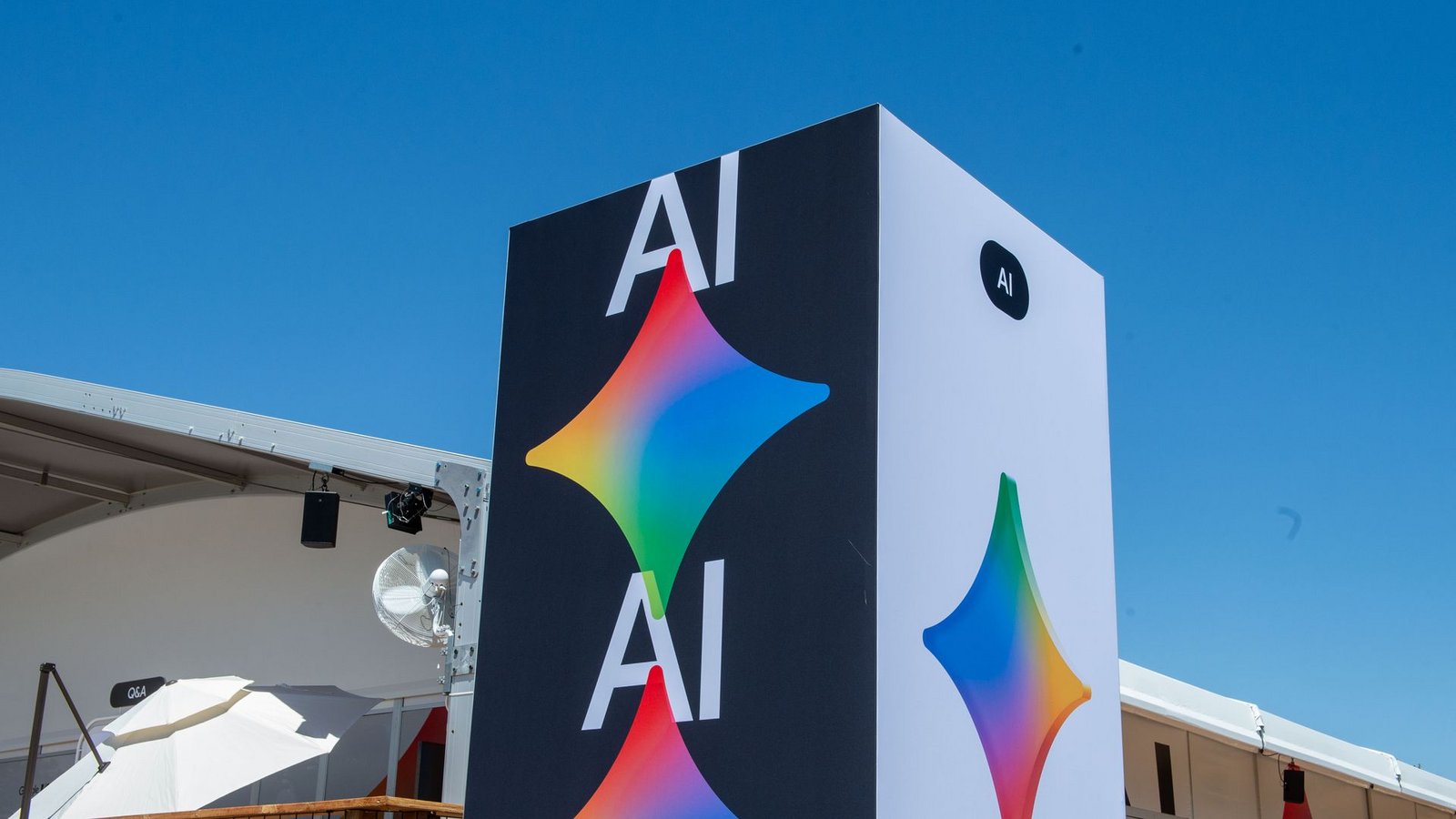 Künstliche Intelligenz steht im Mittelpunkt neuer Google-Angebote.Foto: Andrej Sokolow/dpa