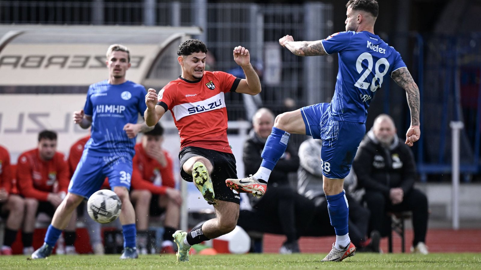 Ex-Kickers-Spieler Halim Eroglu (Mi., gegen Lukas Kiefer)  im Spiel der TSG Balingen gegen die Blauen im März 2024 – jetzt kommt es zur Neuauflage.Foto: IMAGO/Ulmer/Teamfoto Ex-Kickers-Spieler Halim Eroglu (Mi., gegen Lukas Kiefer)  im Spiel der TSG Balingen gegen die Blauen im März 2024 – jetzt kommt es zur Neuauflage.Foto: IMAGO/Ulmer/Teamfoto