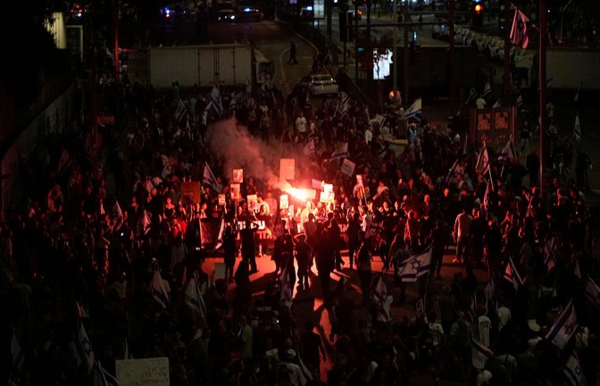 Die Demonstranten werfen Israels Regierung vor, nicht ernsthaft daran interessiert zu sein, die Freilassung der Geiseln zu erreichen.<span class='image-autor'>Foto: Ohad Zwigenberg/AP/dpa</span>