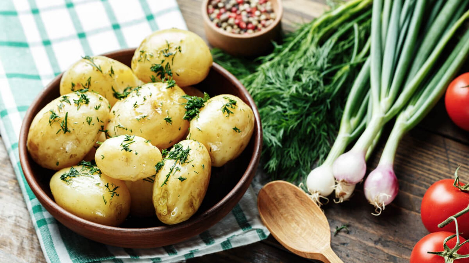 In diesem Artikel zeigen wir Ihnen 4 Möglichkeiten, wie Sie Pellkartoffeln richtig aufzuwärmen und worauf Sie dabei achten sollten.Foto: Shyripa Alexandr / Shutterstock.com In diesem Artikel zeigen wir Ihnen 4 Möglichkeiten, wie Sie Pellkartoffeln richtig aufzuwärmen und worauf Sie dabei achten sollten.Foto: Shyripa Alexandr / Shutterstock.com