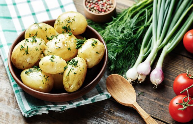 In diesem Artikel zeigen wir Ihnen 4 Möglichkeiten, wie Sie Pellkartoffeln richtig aufzuwärmen und worauf Sie dabei achten sollten.<span class='image-autor'>Foto: Shyripa Alexandr / Shutterstock.com</span>