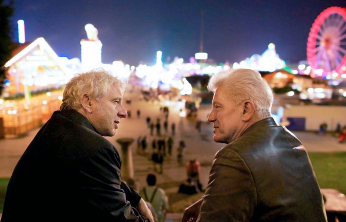 Blick auf die Theresienwiese: Szene aus dem "Tatort: Die letzte Wiesn" - dem 70. Fall der Münchner Kommissare Franz Leitmayr (Udo Wachtveitl, links) und Ivo Batic (Miroslav Nemec).<span class='image-autor'>Foto: © SWR/BR/Bernd Schuller</span>