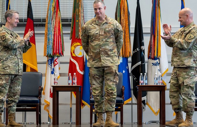 Der neue Eucom-Chef Alexus Grynkewich (Mitte), neben dem US-Generalstabschef Dan Caine (links) und dem bisherigen Eucom-Kommandeur Christopher Cavoli.<span class='image-autor'>Foto: Eucom/Frederick Wheeler</span>