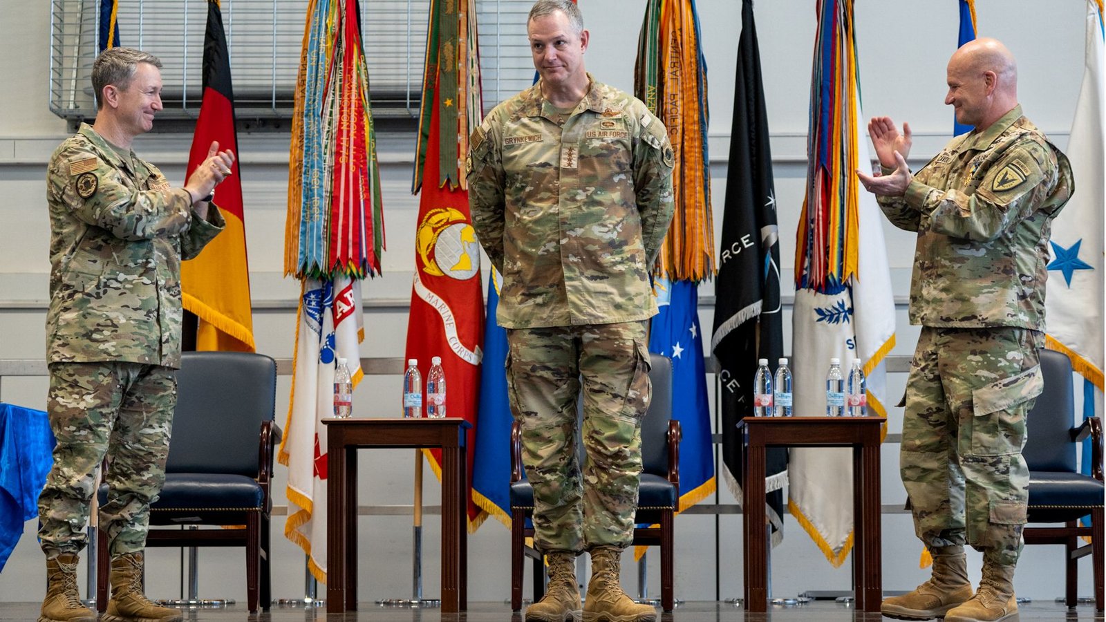 Der neue Eucom-Chef Alexus Grynkewich (Mitte), neben dem US-Generalstabschef Dan Caine (links) und dem bisherigen Eucom-Kommandeur Christopher Cavoli.Foto: Eucom/Frederick Wheeler