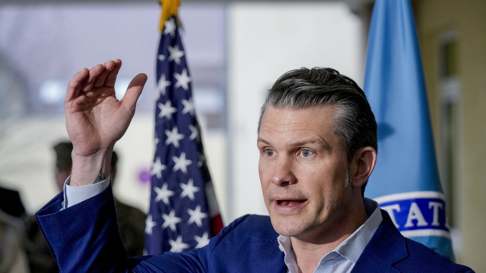 US-Verteidigungsminister Pete Hegseth während eines Pressegesprächs vor dem Stuttgarter Hauptquartier des US-Oberkommandos für Afrika.Foto: dpa/Michael Probst