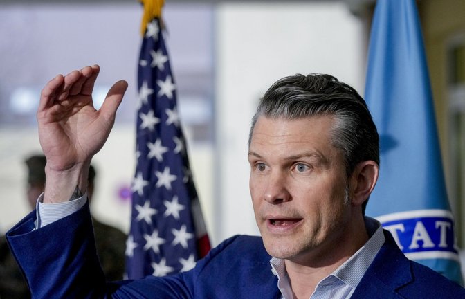 US-Verteidigungsminister Pete Hegseth während eines Pressegesprächs vor dem Stuttgarter Hauptquartier des US-Oberkommandos für Afrika.<span class='image-autor'>Foto: dpa/Michael Probst</span>
