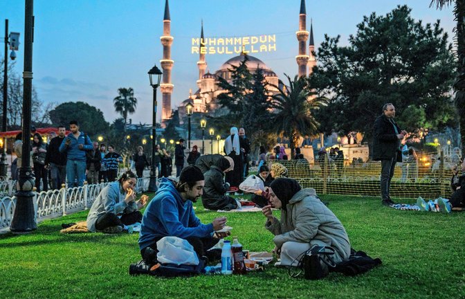 Muslime bei Sonnenaufgang in Istanbul.<span class='image-autor'>Foto: imago//Tolga Uluturk</span>
