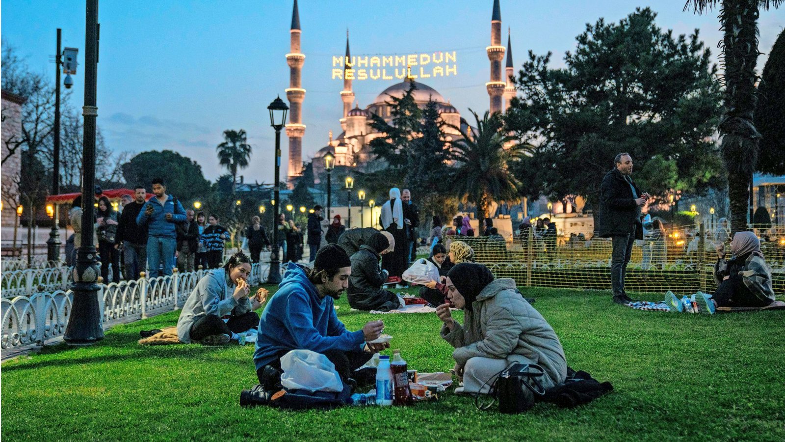Muslime bei Sonnenaufgang in Istanbul.Foto: imago//Tolga Uluturk