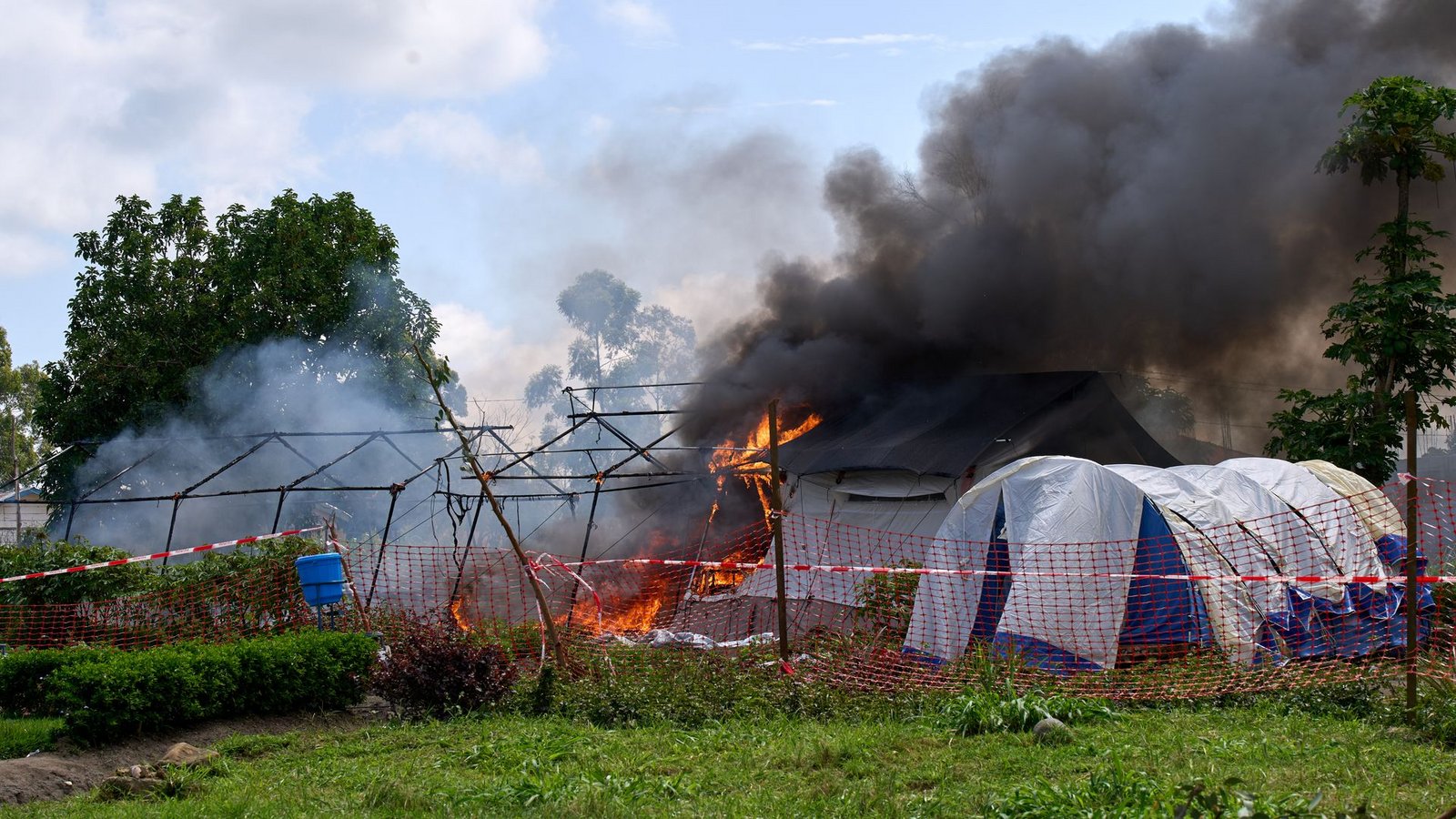 Schon mehrfach wurden Behandlungszentren angegriffen, weil Angehörigem die Herausgabe eines an Ebola verstorbenen Patienten verweigert wurde. (Archivbild)Foto: Dirole Lotsima Dieudonne/AP/dpa