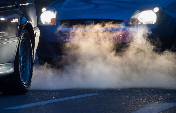Der Autoverkehr gehört zu den größten Umweltverschmutzern. Die Verkehrsminister der EU wollen die Euro-7-Grenzwerte bei den Abgasmessungen nicht einführen.<span class='image-autor'>Foto: dpa/Marijan Murat</span>