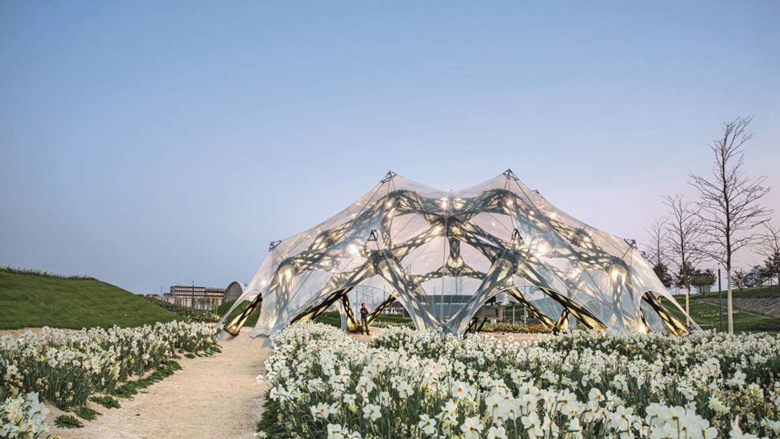 Futuristisch anmutendes Gebilde des Buga Faserpavillons. Der besteht aus 150 000 Metern Glas- und Karbonfasern, die ein Roboter zu sechzig Bauteilen gewickelt hat, um diese dann zu einer Netzstruktur zu verbinden.Foto: ICD/ITKE Universität Stuttgart
