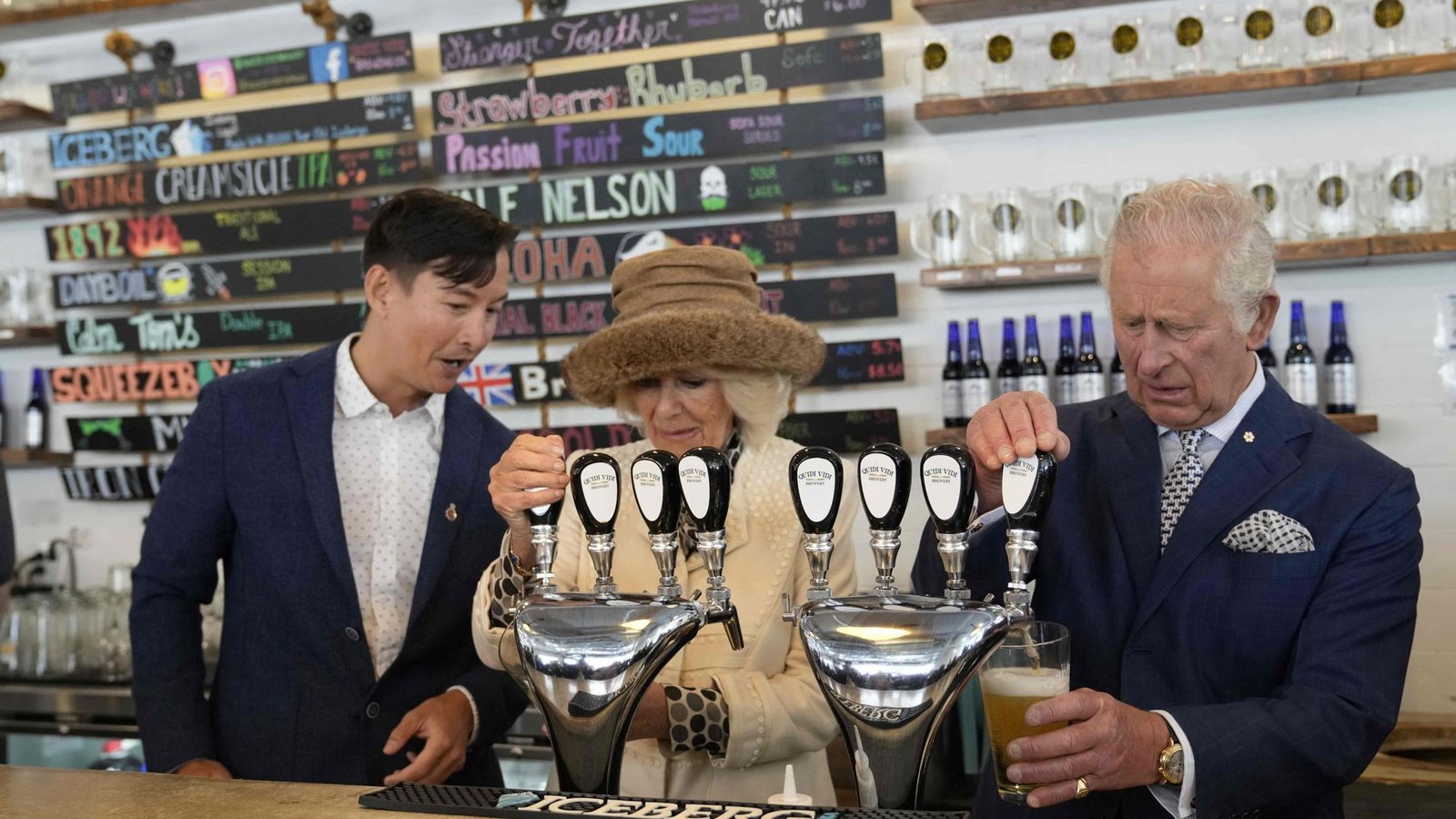 „Sehr gut“, lobte Camilla, als sie probierte. Das Wasser für das besondere Bier stammt von Eisbergen, die jedes Jahr an der ostkanadischen Provinz vorbeidriften.Foto: AFP/PAUL CHIASSON