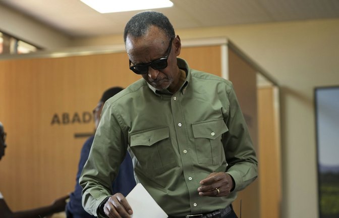 Ruandas Präsident Paul Kagame gibt seine Stimme bei der Präsidentschaftswahl ab.<span class='image-autor'>Foto: dpa/Brian Inganga</span>