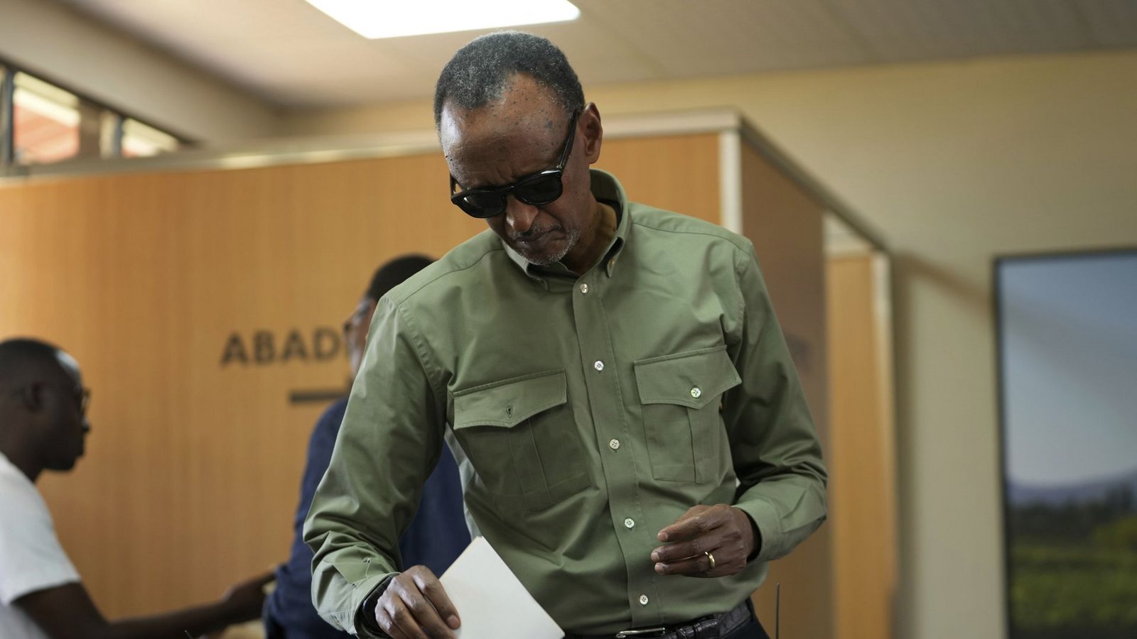 Ruandas Präsident Paul Kagame gibt seine Stimme bei der Präsidentschaftswahl ab.Foto: dpa/Brian Inganga Ruandas Präsident Paul Kagame gibt seine Stimme bei der Präsidentschaftswahl ab.Foto: dpa/Brian Inganga
