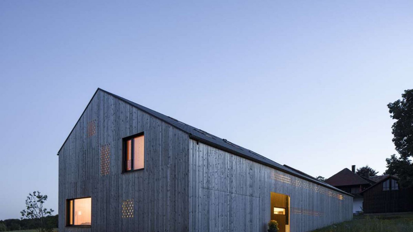 . . . auch bei Neubauten sieht man, wie gut Architektinnen und Architekten mit Holz umgehen: Mit diesem vielfach ausgezeichneten Wohnhaus in Rickenbach im Schwarzwald von Katja und Jörg Knaus wird der traditionelle Eindachhof zitiert.Foto: Markus Guhl . . . auch bei Neubauten sieht man, wie gut Architektinnen und Architekten mit Holz umgehen: Mit diesem vielfach ausgezeichneten Wohnhaus in Rickenbach im Schwarzwald von Katja und Jörg Knaus wird der traditionelle Eindachhof zitiert.Foto: Markus Guhl