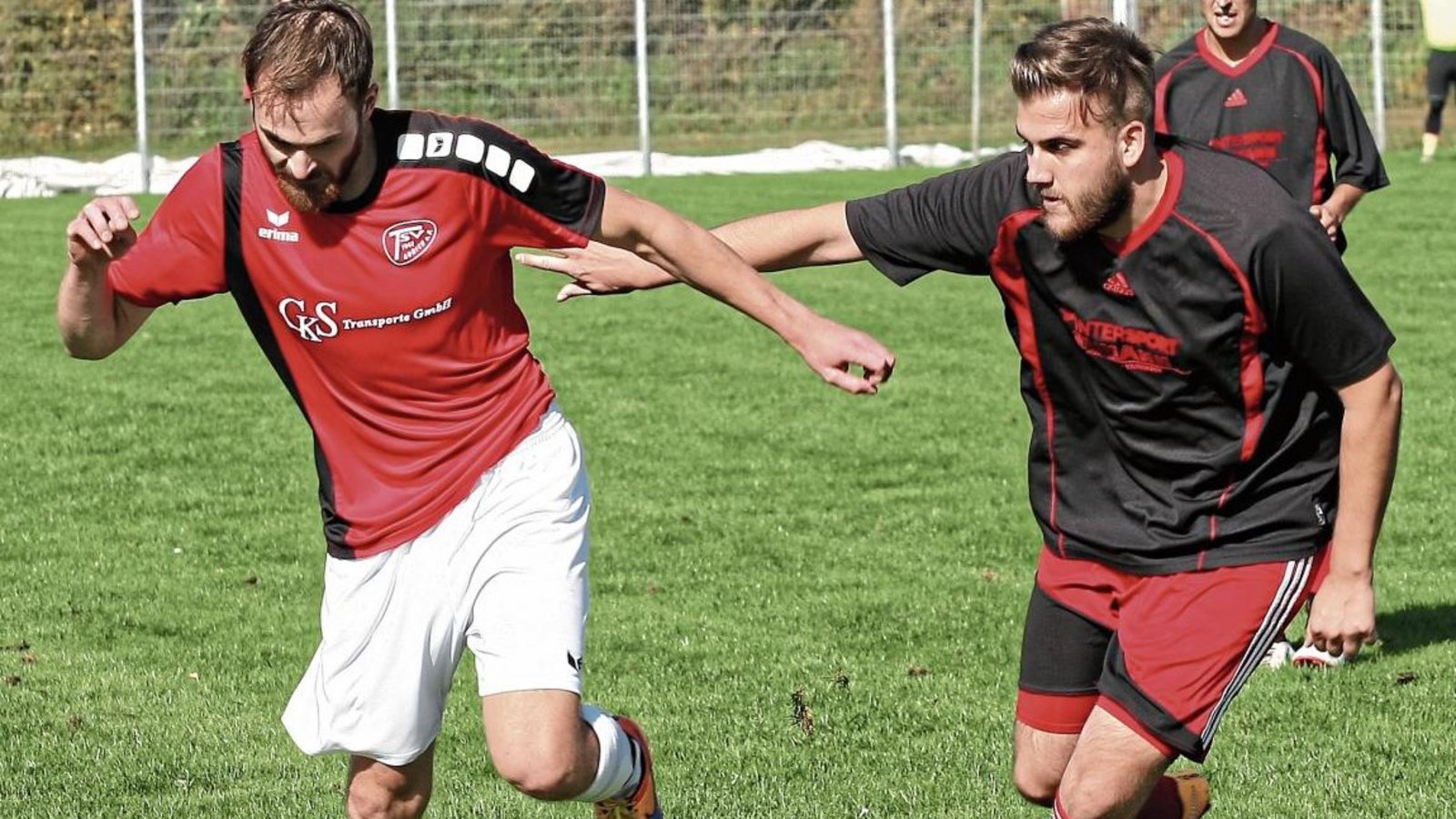 Christoph Lämmle (links) lässt sich mit dem TSV Aurich noch den Schneid abkaufen und verliert nach 1:0-Führung noch mit 1:2. Foto: Simecek Christoph Lämmle (links) lässt sich mit dem TSV Aurich noch den Schneid abkaufen und verliert nach 1:0-Führung noch mit 1:2. Foto: Simecek
