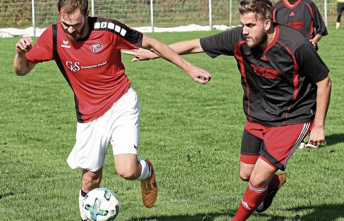 Christoph Lämmle (links) lässt sich mit dem TSV Aurich noch den Schneid abkaufen und verliert nach 1:0-Führung noch mit 1:2. Foto: Simecek