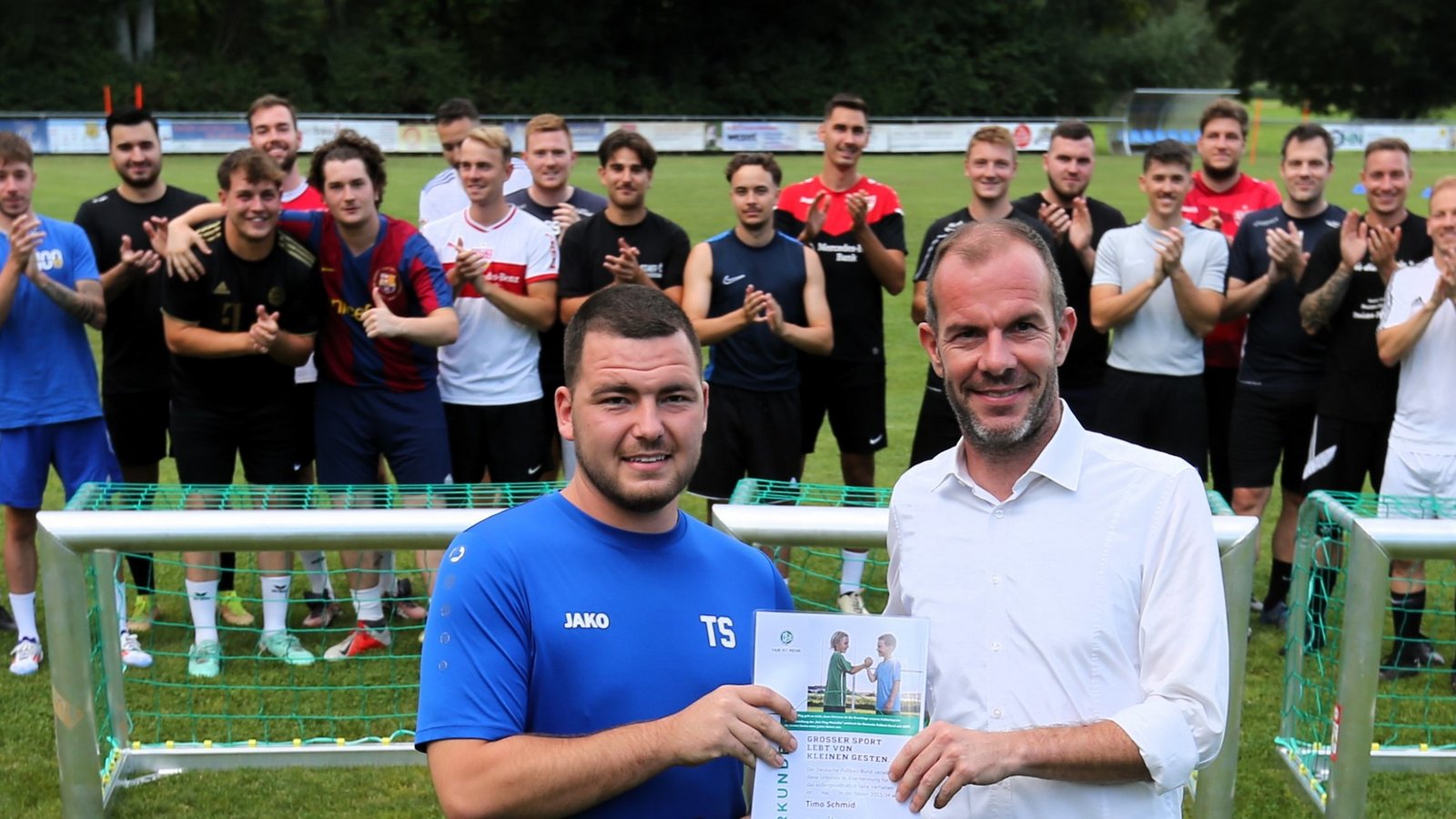 Timo Schmid wird von Fifa-Schiedsrichter Marco Fritz gleichzeitig als Fairplay-Monatssieger und auch als Jahressieger geehrt. Die Riexinger Fußballer freuen sich mit ihrem Kapitän. Foto: Küppers Timo Schmid wird von Fifa-Schiedsrichter Marco Fritz gleichzeitig als Fairplay-Monatssieger und auch als Jahressieger geehrt. Die Riexinger Fußballer freuen sich mit ihrem Kapitän. Foto: Küppers