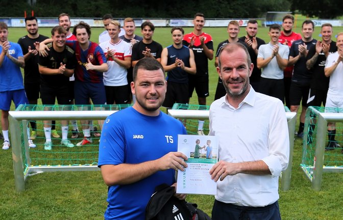 Timo Schmid wird von Fifa-Schiedsrichter Marco Fritz gleichzeitig als Fairplay-Monatssieger und auch als Jahressieger geehrt. Die Riexinger Fußballer freuen sich mit ihrem Kapitän.  <span class='image-autor'>Foto: Küppers</span>