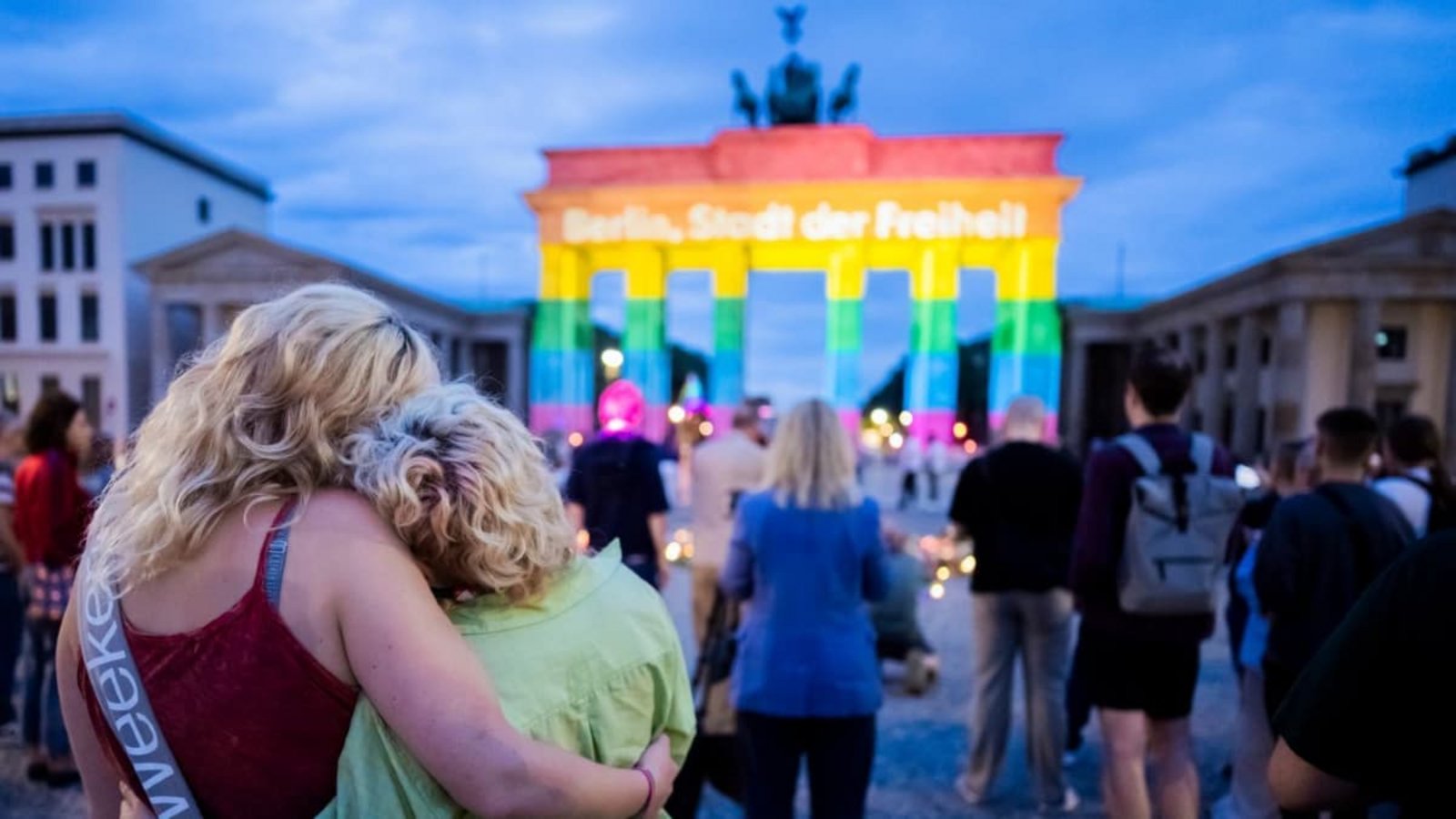 Anschläge wie der vom Wochenende auf den Berlinr CSD können nach Einschätzung von Experten die politische Stimmung maßgeblich verändern oder sogar wahlentscheidend sein. "Alleine schon die Verschiebung der öffentlichen Aufmerksamkeit ist relevant", sagt der Politikwissenschaftler Thorsten Faas.Christoph Soeder/dpa