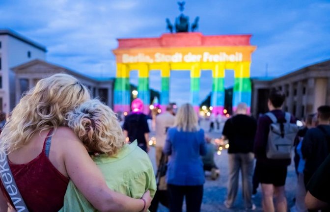 Anschläge wie der vom Wochenende auf den Berlinr CSD können nach Einschätzung von Experten die politische Stimmung maßgeblich verändern oder sogar wahlentscheidend sein. "Alleine schon die Verschiebung der öffentlichen Aufmerksamkeit ist relevant", sagt der Politikwissenschaftler Thorsten Faas.<span class='image-autor'>Christoph Soeder/dpa</span>