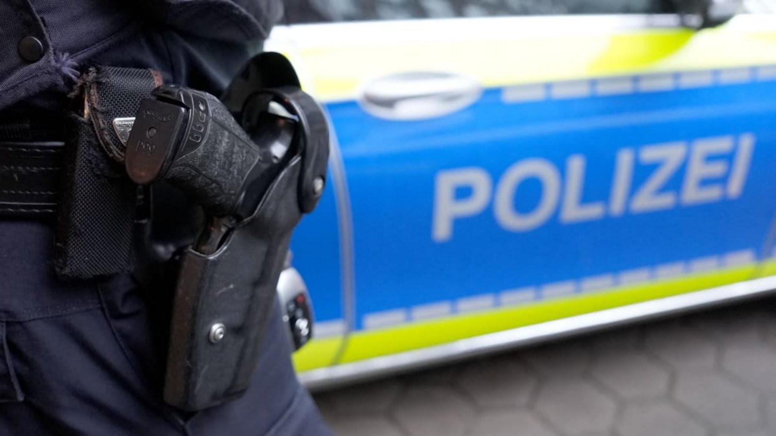 Die Polizei stürmte eine Wohnung nach einem Hinweis&nbsp;– es war allerdings die Falsche. (Symbolbild)Marcus Brandt/dpa
