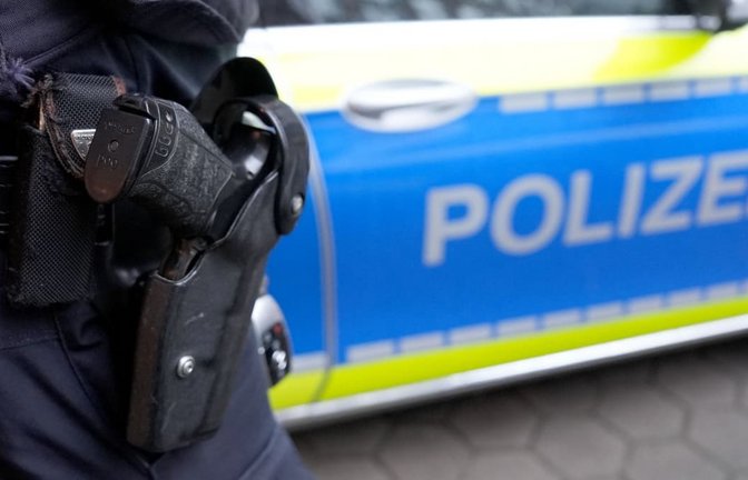 Die Polizei stürmte eine Wohnung nach einem Hinweis&nbsp;– es war allerdings die Falsche. (Symbolbild)<span class='image-autor'>Marcus Brandt/dpa</span>