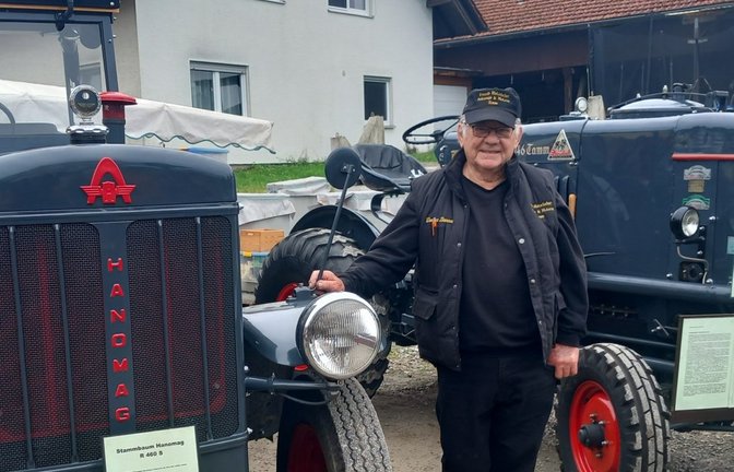Werner Danner aus Tamm zeigt beim Schleppertreffen in Hohenhaslach stolz seine aufwendig restaurieren Oldtimer-Trecker. <span class='image-autor'>Foto: Glemser</span>