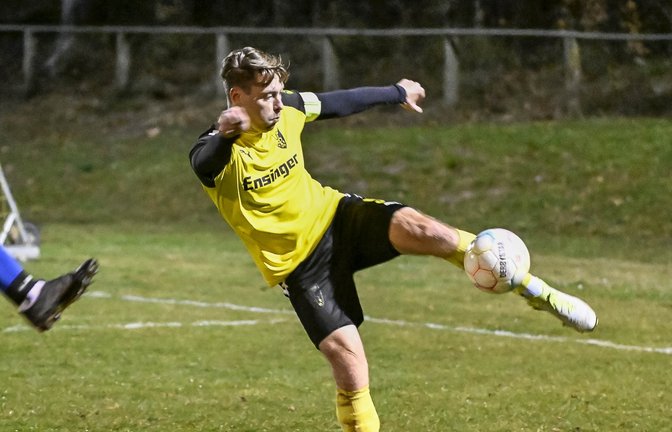 Hau weg das Ding. Max Lohfink (rechts) vom TSV Ensingen klärt vor einem heraneilenden Bönnigheimer. <span class='image-autor'>Foto: Leitner</span>