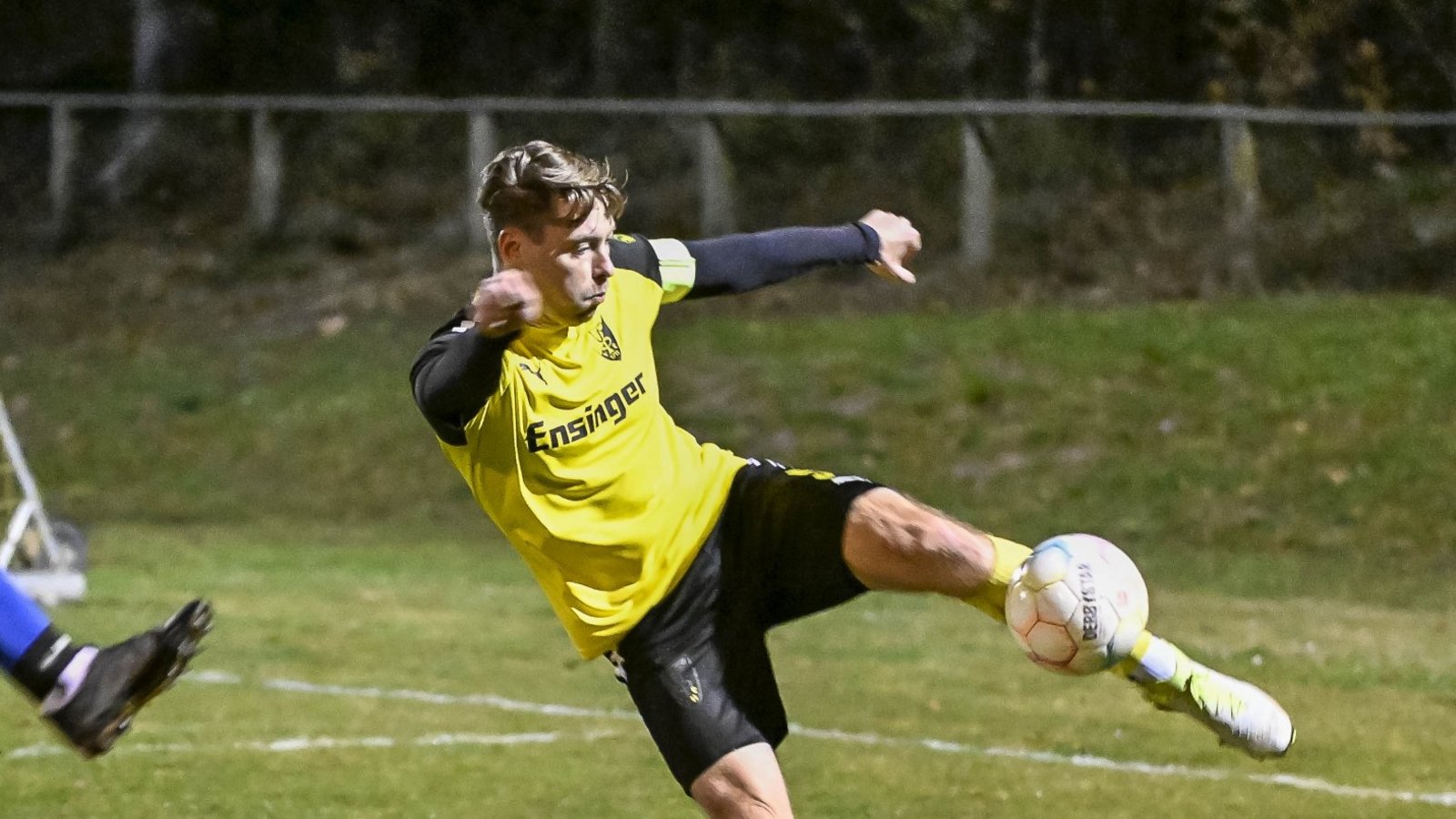 Hau weg das Ding. Max Lohfink (rechts) vom TSV Ensingen klärt vor einem heraneilenden Bönnigheimer. Foto: Leitner