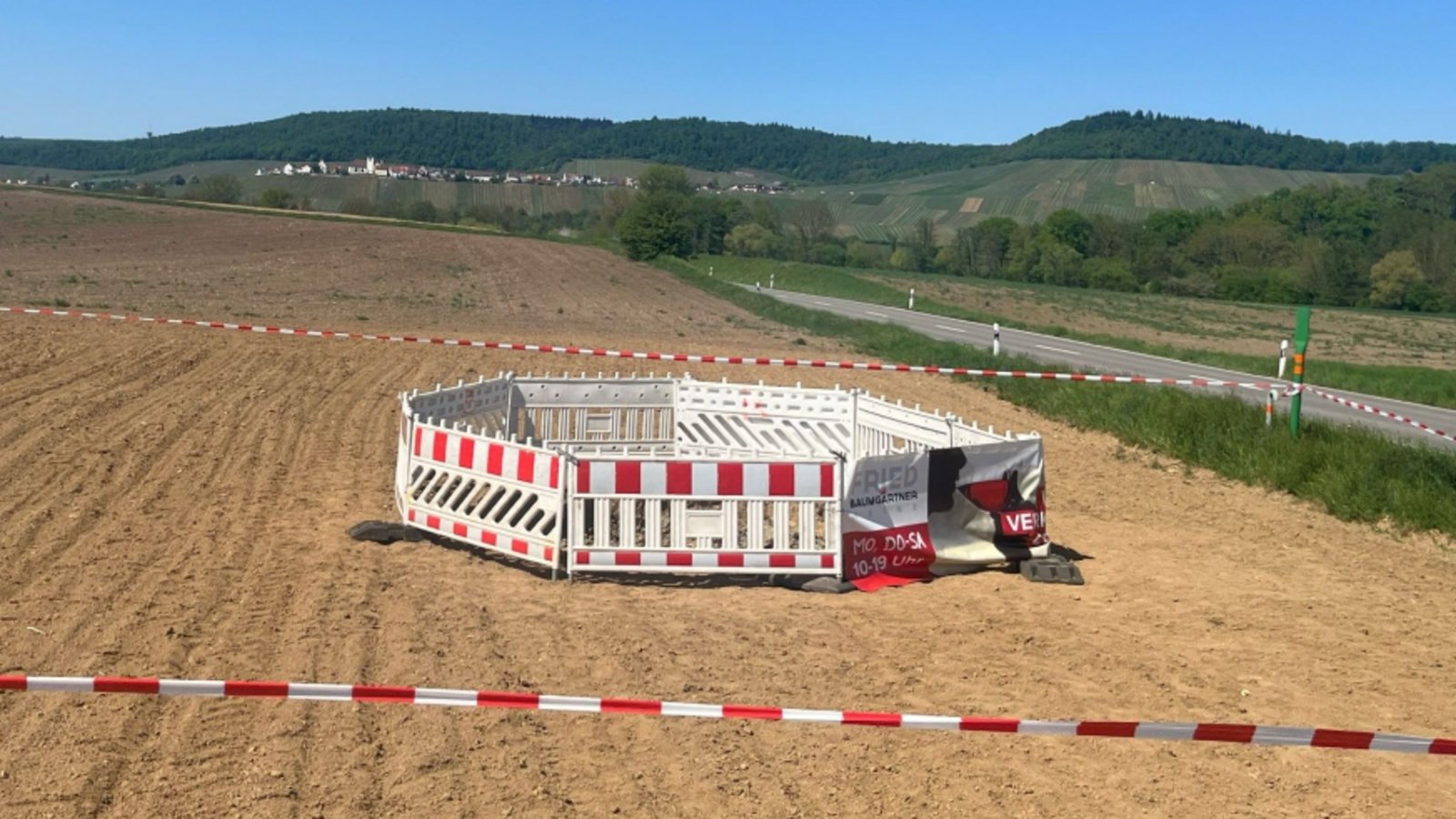 Weiträumig abgesperrt: die Doline bei Hohenhaslach. Foto: Glemser Weiträumig abgesperrt: die Doline bei Hohenhaslach. Foto: Glemser