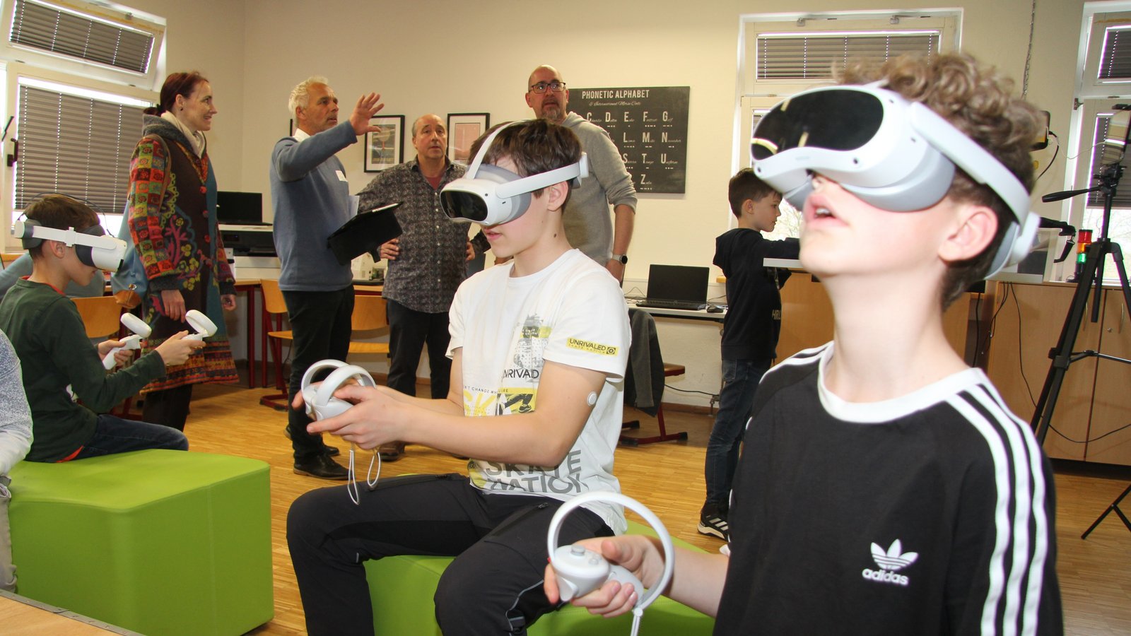 Im sogenannten Makerspace der Schlossbergschule dürfen sich Schülerinnen und Schüler an Virtual Reality, 3-D-Druck und anderen Techniken ausprobieren und selbst kreativ werden. Die Teilnehmenden des Netzwerktreffens bekamen bei einer Besichtigung Eindrücke von den Möglichkeiten, die sich hierbei bieten. Fotos: Banholzer Im sogenannten Makerspace der Schlossbergschule dürfen sich Schülerinnen und Schüler an Virtual Reality, 3-D-Druck und anderen Techniken ausprobieren und selbst kreativ werden. Die Teilnehmenden des Netzwerktreffens bekamen bei einer Besichtigung Eindrücke von den Möglichkeiten, die sich hierbei bieten. Fotos: Banholzer