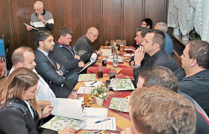 Vorbereitungstreffen zur 40. S-VKZ-Tour in Enzweihingen. Das Sportgelände des TSV ist am 17. August das Ziel.  Foto: Arning