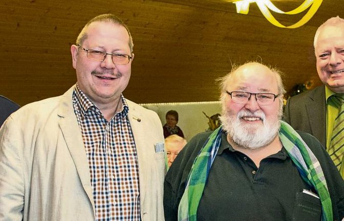 Verabschiedung von Dieter Auracher (Dritter von rechts), außerdem von links Christel Krumm, Lothar Makkens, Frank Schröter, Bürgermeister Horst Fiedler und Helmut Mager. Foto: Kalb