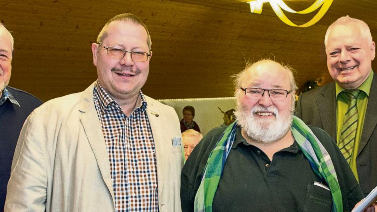 Verabschiedung von Dieter Auracher (Dritter von rechts), außerdem von links Christel Krumm, Lothar Makkens, Frank Schröter, Bürgermeister Horst Fiedler und Helmut Mager. Foto: Kalb Verabschiedung von Dieter Auracher (Dritter von rechts), außerdem von links Christel Krumm, Lothar Makkens, Frank Schröter, Bürgermeister Horst Fiedler und Helmut Mager. Foto: Kalb