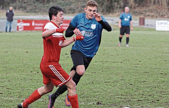 Edison Cenaj (rechts) hat sich mit einem Dreierpack beim 5:0-Sieg des VfB Vaihingen II gegen den TASV Hessigheim II für das Spitzenspiel in Hohenhaslach warm geschossen. Foto: Nachreiner