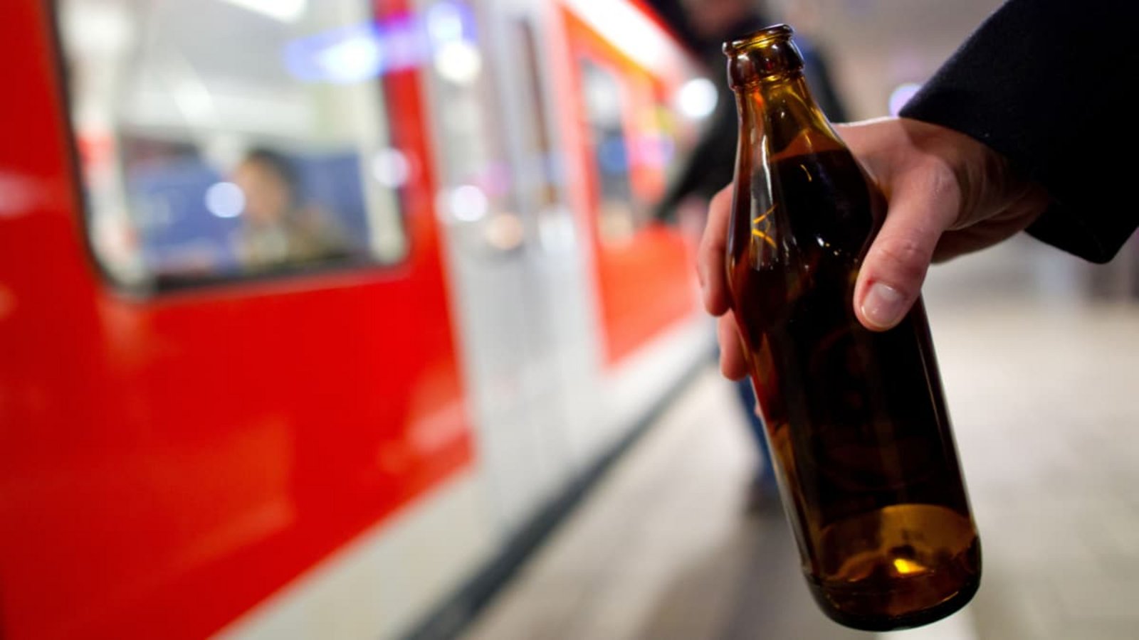 Die Weghalbe auf dem Weg zum Zug soll zukünftig verboten werden. Die konkrete Umsetzung des Alkoholverbots ist derzeit aber noch unklar.Sven Hoppe/ dpa Die Weghalbe auf dem Weg zum Zug soll zukünftig verboten werden. Die konkrete Umsetzung des Alkoholverbots ist derzeit aber noch unklar.Sven Hoppe/ dpa