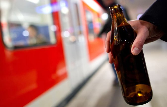 Die Weghalbe auf dem Weg zum Zug soll zukünftig verboten werden. Die konkrete Umsetzung des Alkoholverbots ist derzeit aber noch unklar.<span class='image-autor'>Sven Hoppe/ dpa</span>
