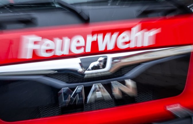 Wieder brennt es im Wald in Rheinland-Pfalz, die Feuerwehr rückt zu einem Großeinsatz aus. (Symbolbild)<span class='image-autor'>Jens Büttner/dpa</span>