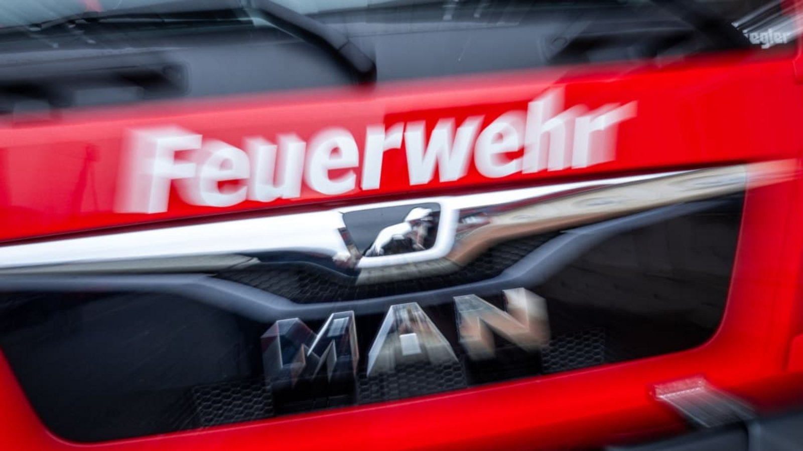 Wieder brennt es im Wald in Rheinland-Pfalz, die Feuerwehr rückt zu einem Großeinsatz aus. (Symbolbild)Jens Büttner/dpa Wieder brennt es im Wald in Rheinland-Pfalz, die Feuerwehr rückt zu einem Großeinsatz aus. (Symbolbild)Jens Büttner/dpa