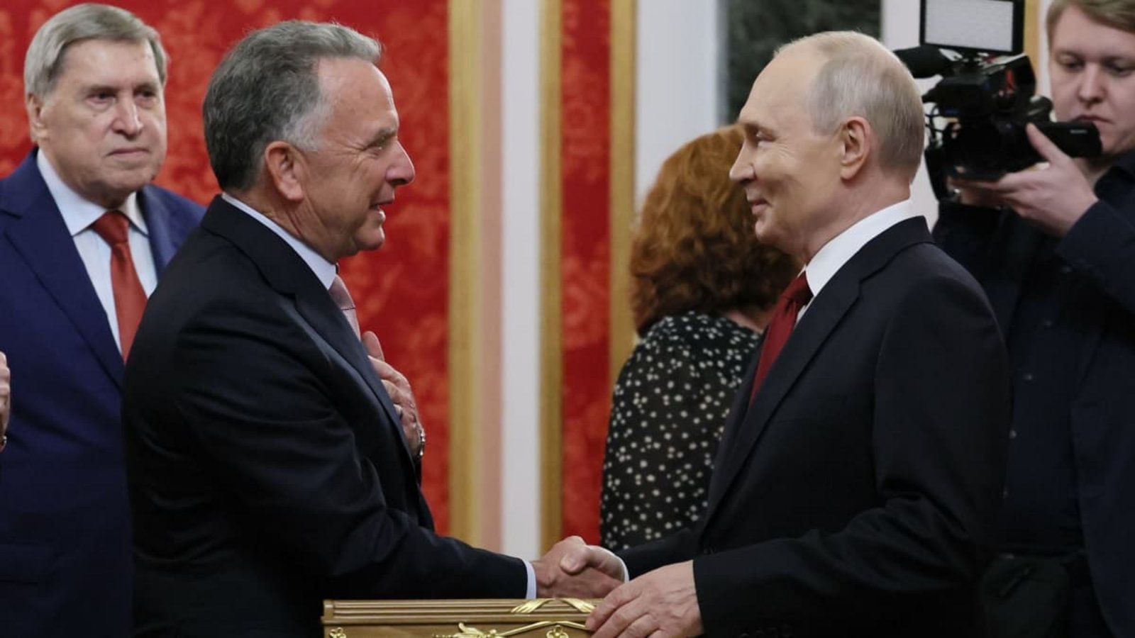 Das von der staatlichen russischen Agentur Sputnik via AP veröffentlichte Foto zeigt den russischen Präsidenten Wladimir Putin im Senatspalast des Kremls, wie er Steve Witkoff (2.v.l), einem Gesandten von US-Präsident Trump, die Hand schüttelt, während der außenpolitische Berater des Kremls, Juri Uschakow (l), daneben steht.Mikhail Metzel/Pool Sputnik Kremlin/AP/dpa Das von der staatlichen russischen Agentur Sputnik via AP veröffentlichte Foto zeigt den russischen Präsidenten Wladimir Putin im Senatspalast des Kremls, wie er Steve Witkoff (2.v.l), einem Gesandten von US-Präsident Trump, die Hand schüttelt, während der außenpolitische Berater des Kremls, Juri Uschakow (l), daneben steht.Mikhail Metzel/Pool Sputnik Kremlin/AP/dpa