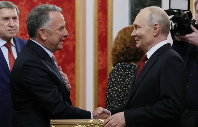 Das von der staatlichen russischen Agentur Sputnik via AP veröffentlichte Foto zeigt den russischen Präsidenten Wladimir Putin im Senatspalast des Kremls, wie er Steve Witkoff (2.v.l), einem Gesandten von US-Präsident Trump, die Hand schüttelt, während der außenpolitische Berater des Kremls, Juri Uschakow (l), daneben steht.<span class='image-autor'>Mikhail Metzel/Pool Sputnik Kremlin/AP/dpa</span>