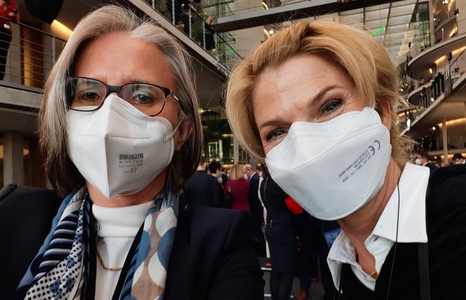 Frauenpower im Paul-Löbe-Saal: Annette Noller und Schauspielerin Astrid Fünderich.
