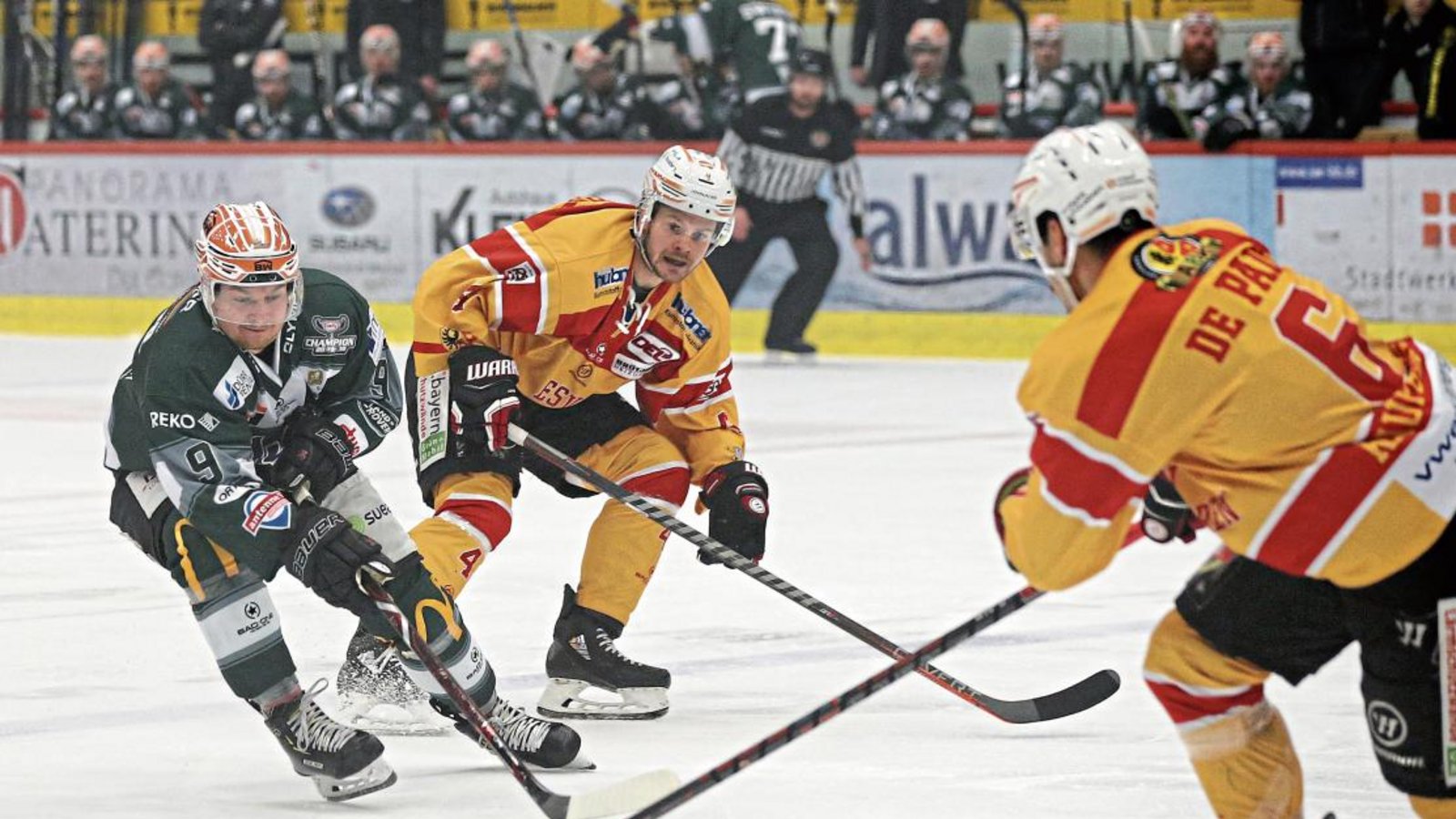 Die Steelers (links Benjamin Hüfner) haben gestern eine 3:1-Führung gegen den ESV Kaufbeuren verspielt. Foto: Baumann Die Steelers (links Benjamin Hüfner) haben gestern eine 3:1-Führung gegen den ESV Kaufbeuren verspielt. Foto: Baumann