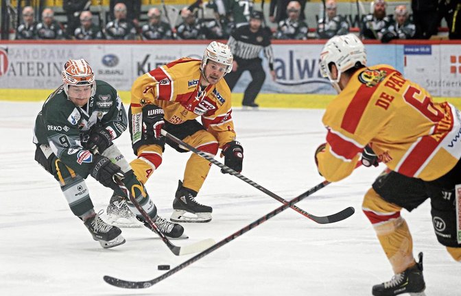 Die Steelers (links Benjamin Hüfner) haben gestern eine 3:1-Führung gegen den ESV Kaufbeuren verspielt. Foto: Baumann