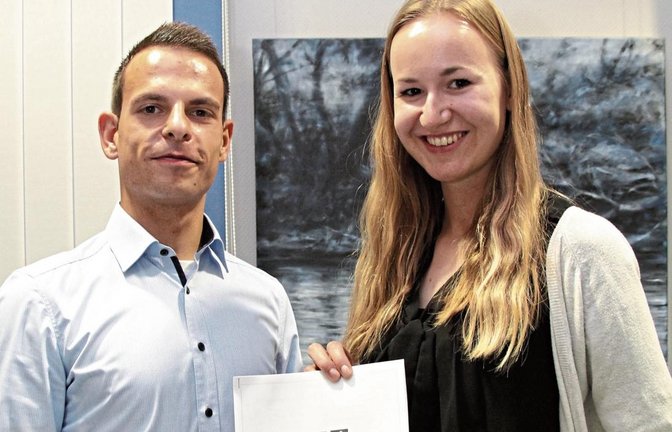 Dominik Laudamus und Judith Jäkel mit der Integrationsanalyse: Die Ergebnisse wurden jüngst im Gemeinderat vorgestellt.  Foto: Romanowski