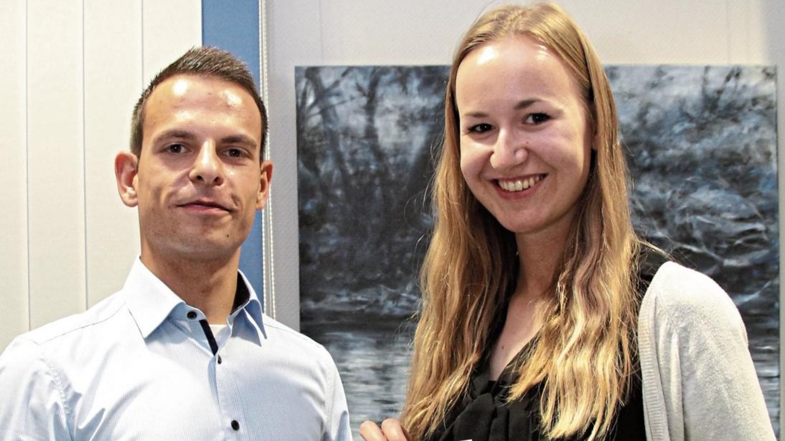 Dominik Laudamus und Judith Jäkel mit der Integrationsanalyse: Die Ergebnisse wurden jüngst im Gemeinderat vorgestellt. Foto: Romanowski Dominik Laudamus und Judith Jäkel mit der Integrationsanalyse: Die Ergebnisse wurden jüngst im Gemeinderat vorgestellt. Foto: Romanowski