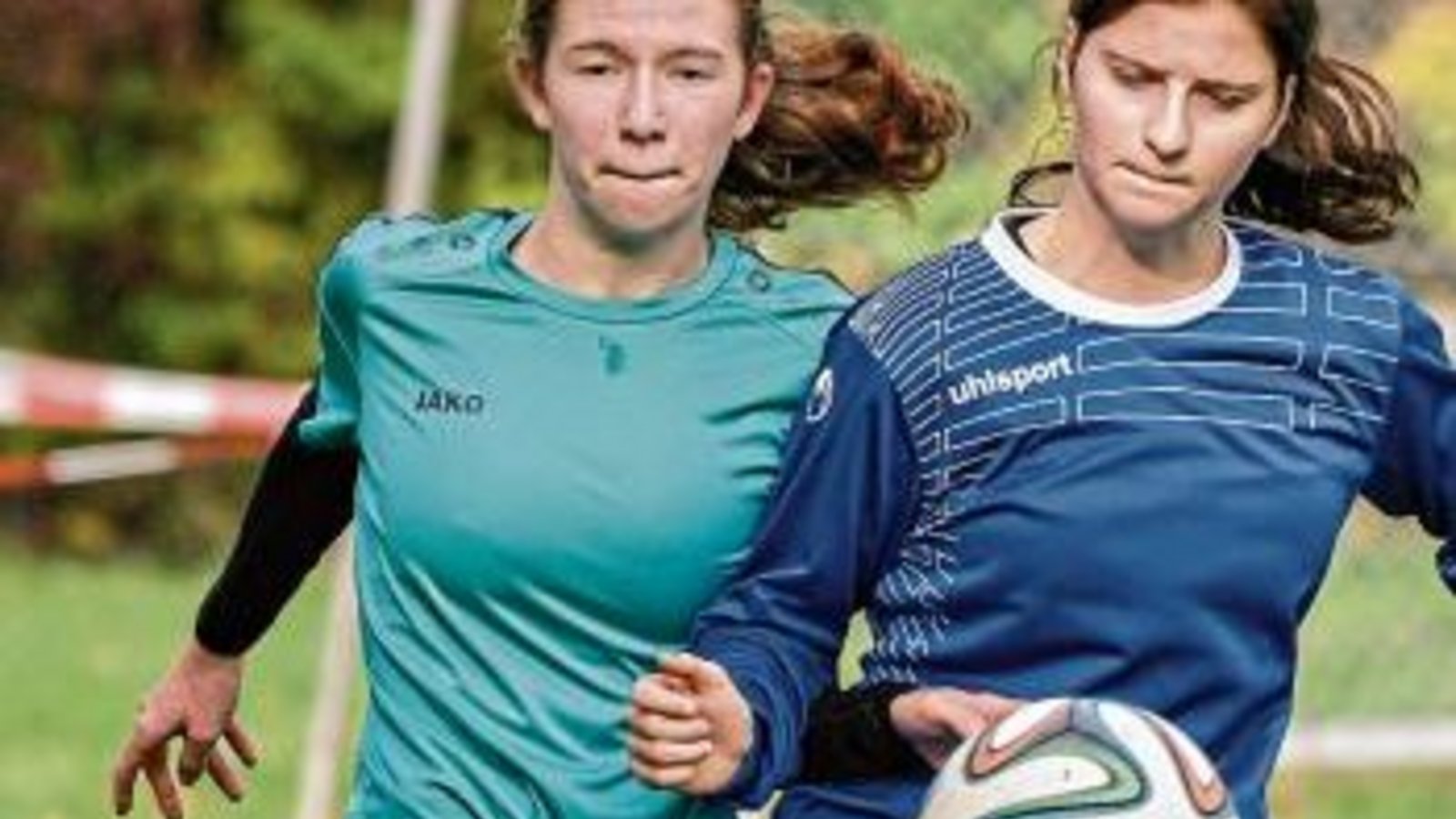 Fußballballett mal anders auf dem Heiligenberg zwischen Verena Lillich (links) von der SGM Sternenfels/Häfnerhaslach und Isabell Erwe vom KSV Hoheneck Foto: Leitner Fußballballett mal anders auf dem Heiligenberg zwischen Verena Lillich (links) von der SGM Sternenfels/Häfnerhaslach und Isabell Erwe vom KSV Hoheneck Foto: Leitner